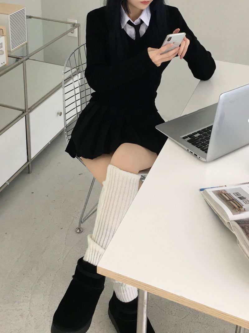 Basic V-neck knitwear (4 colors)