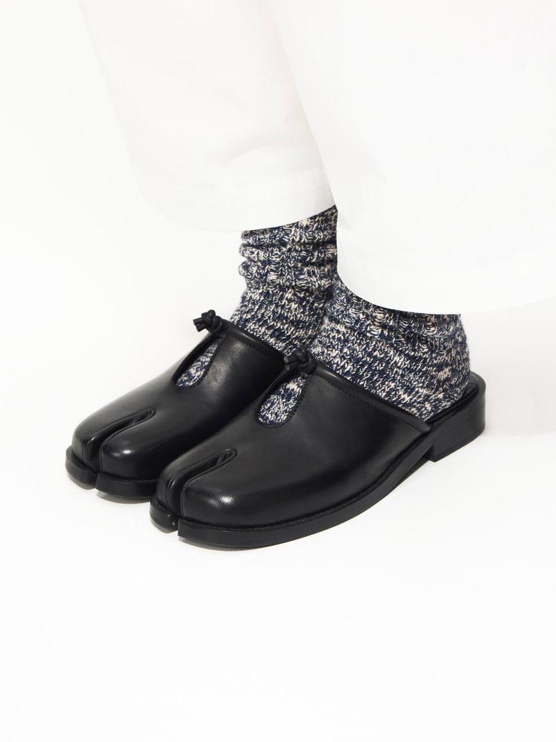 6CRAYON(シックスクレヨン)の「6CRAYON Black Cow Leather Mule Slides with Tabi Split Toe Cutout & Knot Embellishment(Shoes)」