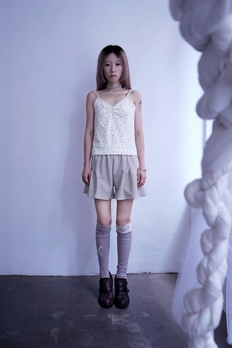 Bloom Frill Shorts (Beige Gray)