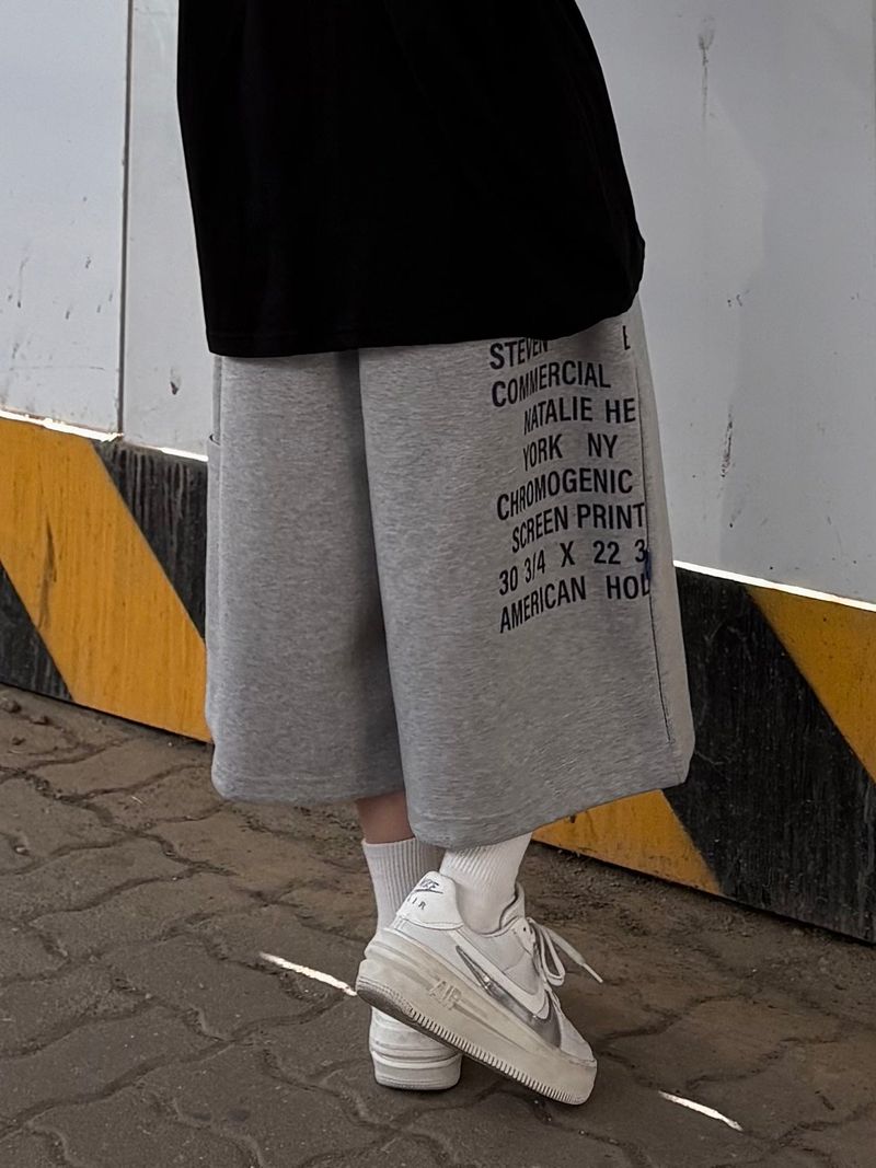 one-pocket lettering bermuda pants