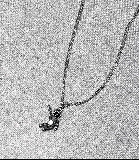 No.8850 astronaut necklace