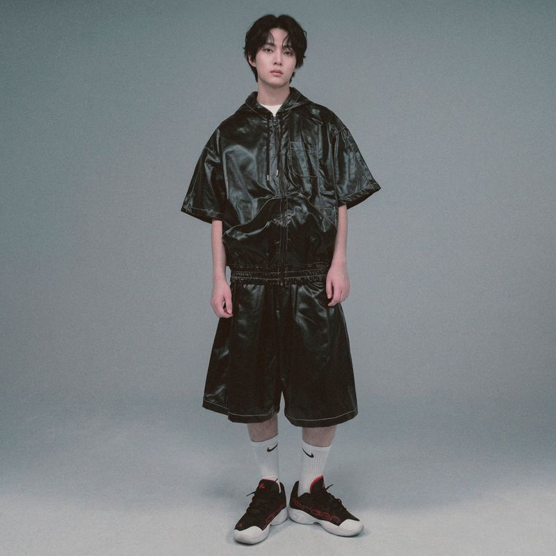 glossy faux leather wide shorts_black