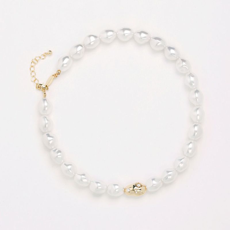 Shy bloom necklace