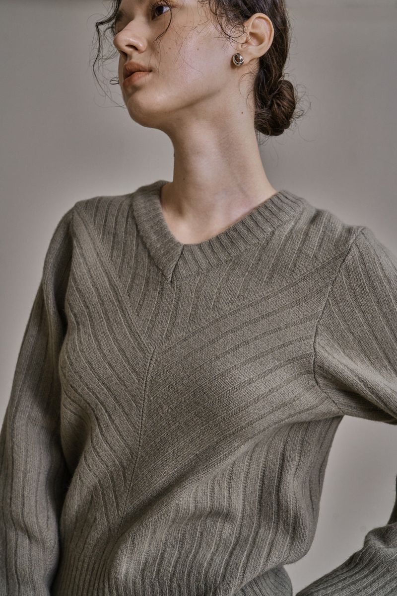 RIBBED V-KNIT TOP_L.GREEN
