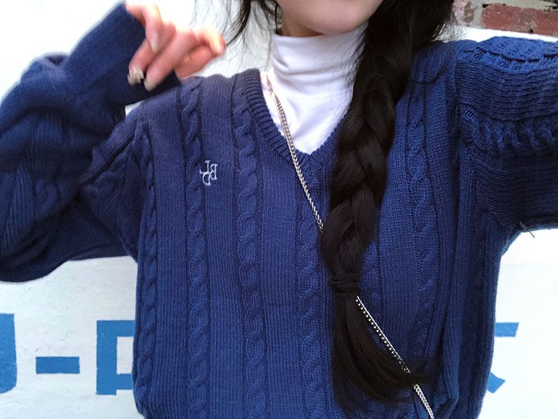 [BELLIDE MADE] Crayon Twisted V-neck Embroidered Cable Knit