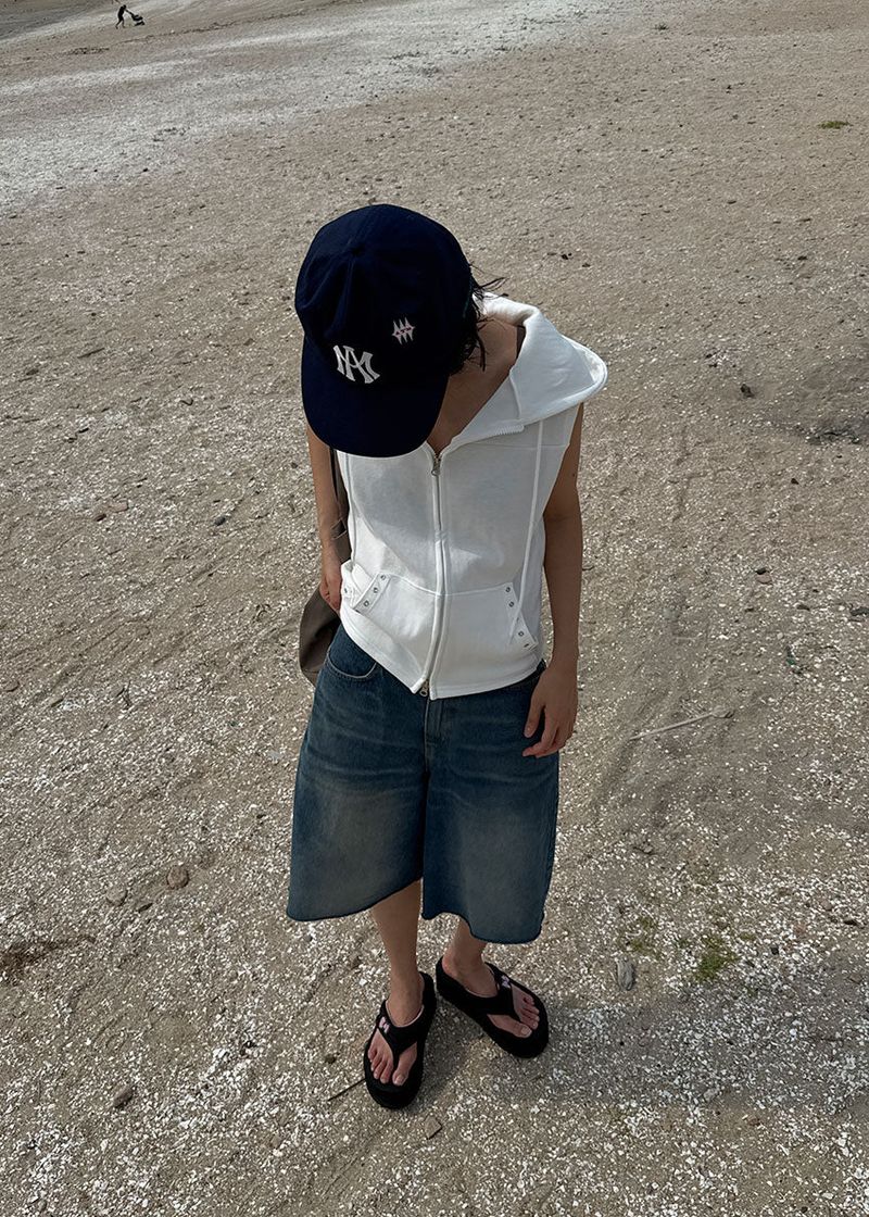 EYELET LINE HOOD VEST