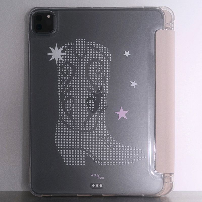 WATERJEAN（ウォータージン）の「[MADE] ベベブーツiPadケース (ピンクホワイト)（スマホグッズ/小物）」