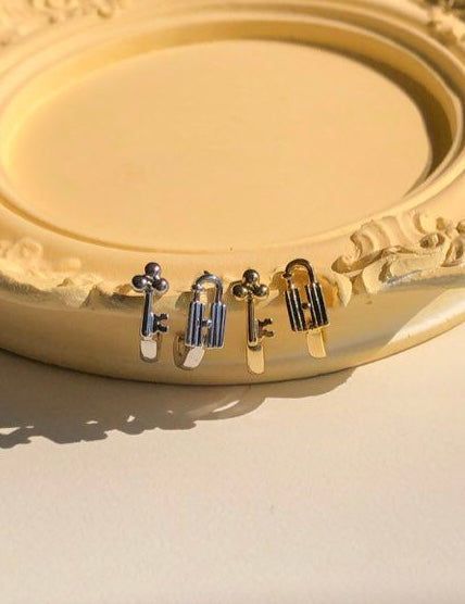 justformes2（ジャストフォーミー）の「One-touch Key-Lock Earrings (2 colors)（Accessories）」
