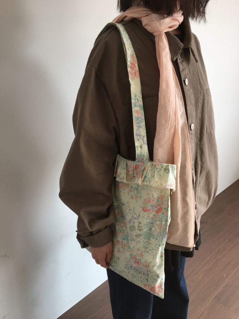 Flor Frill Shoulder Bag  (1color)