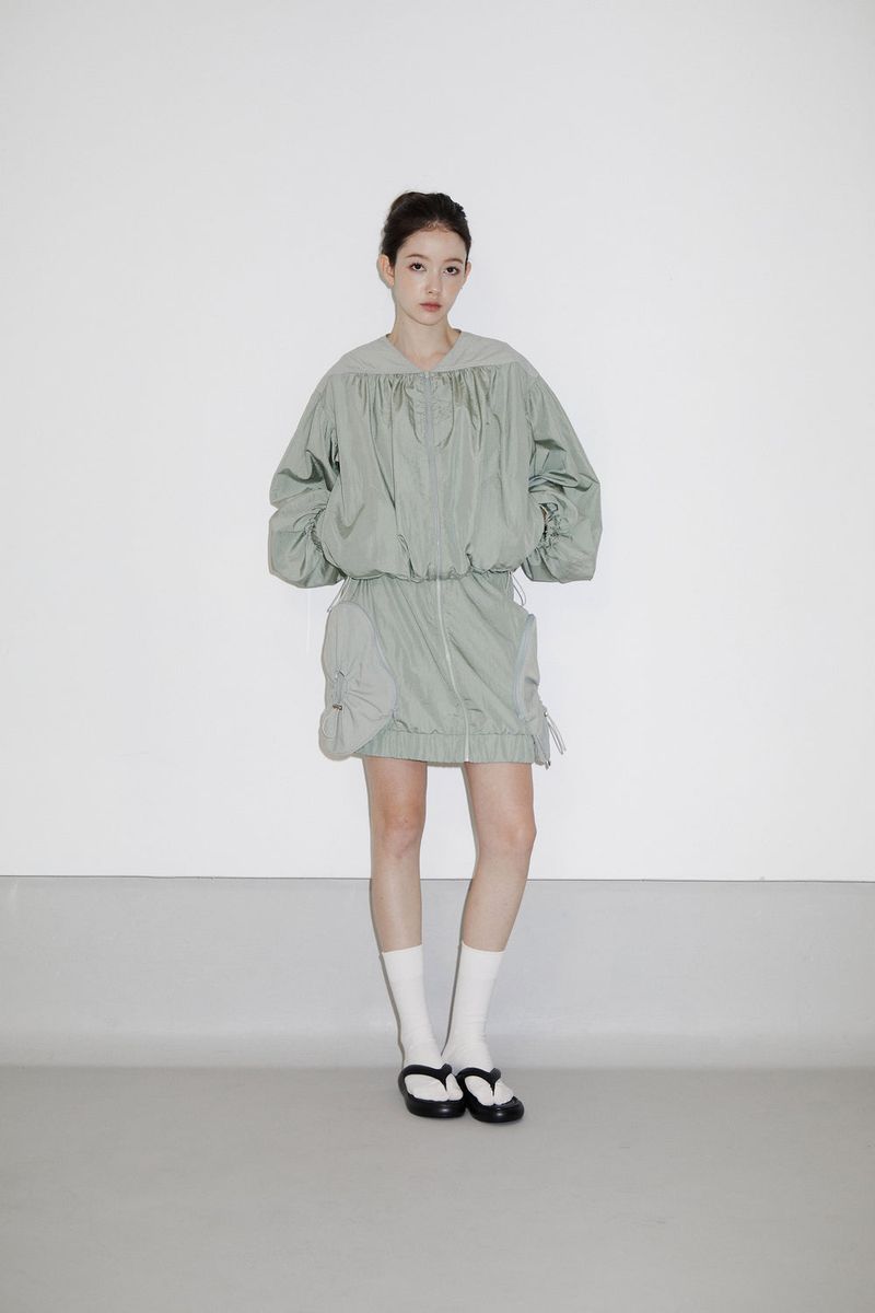 ONHEE（オニ）の「GLOSSY NYLON SHIRRING CROP JUMPER（Jackets/Outerwear）」