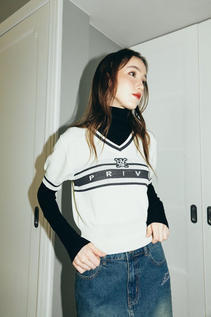 DVRK（ダーク）の「DVRK PRIVÉ BAR LOGO V-NECK KNITTED T-SHIRT - CREAM（Tops）」