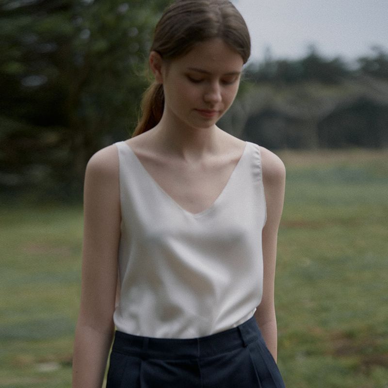 URAGO（ユラゴ）の「Natalie v sleeveless（Tops）」