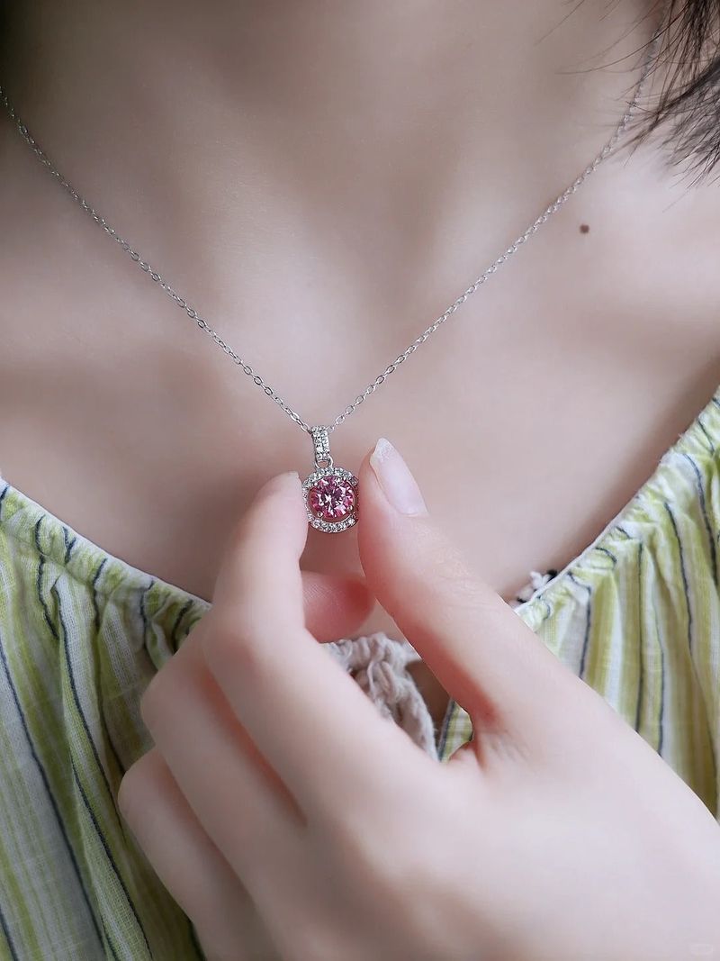 Must-have necklace for a sophisticated girl