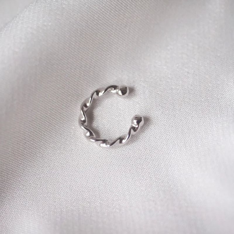éclater（エクラテ）の「Silver Twisted Ear Cuff（Accessories）」