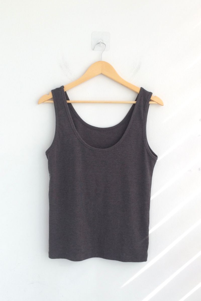 Natural fit color sleeveless