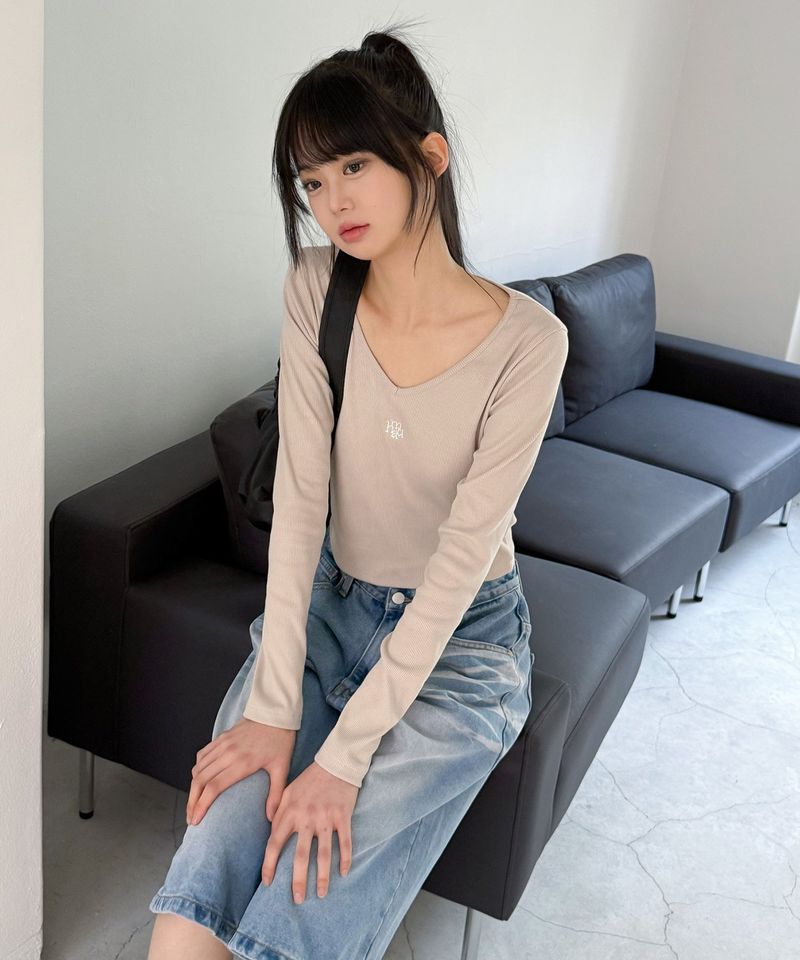 muahmuah（ムアムア）の「ステッチ Vネック ロングスリーブ ティーシャツ [フォーカラー]（トップス）」