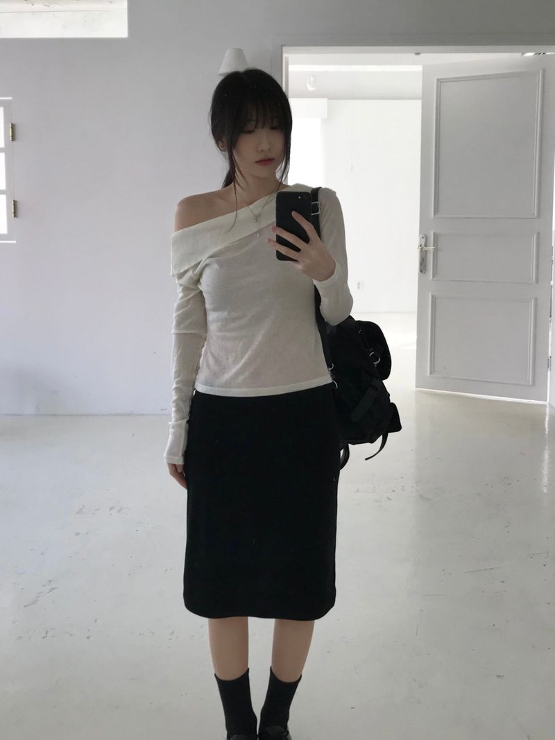 Peer off-shoulder T-shirt (2 colors)