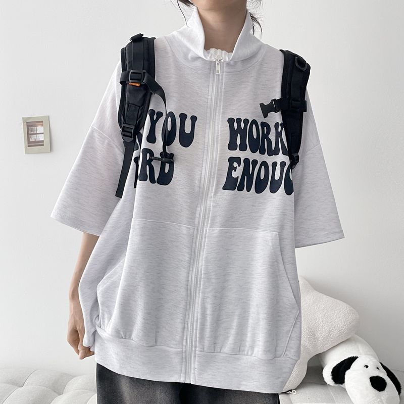 hijjoo（ハイチュー）の「ココンレタリングハイネックショートスリーブジップアップ(3 colors) H&L（ジャケット/アウター）」