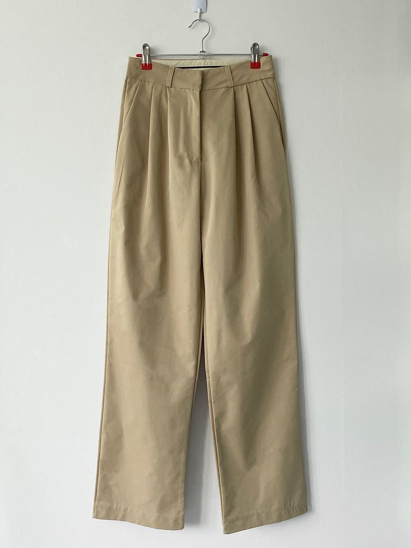 Waist point two tuck slacks
