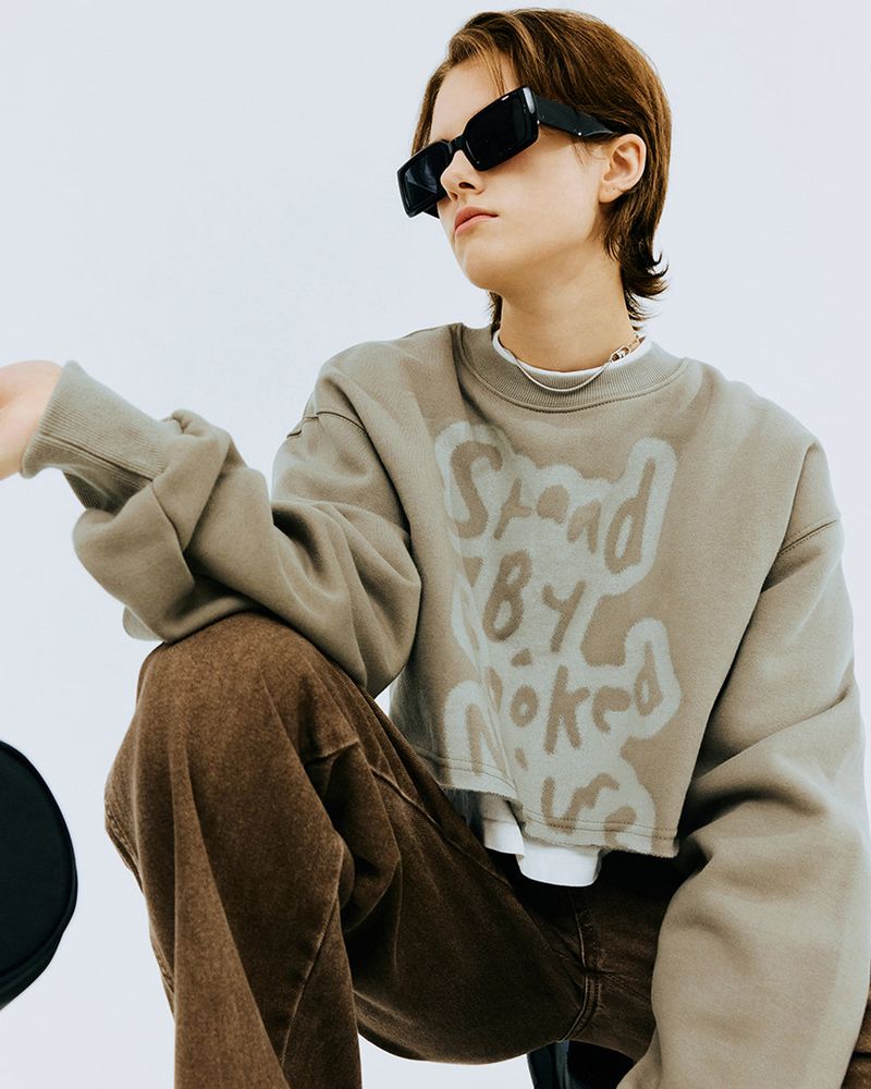 OVER STENCIL TYPO CROP SWEATSHIRT-KHAKI