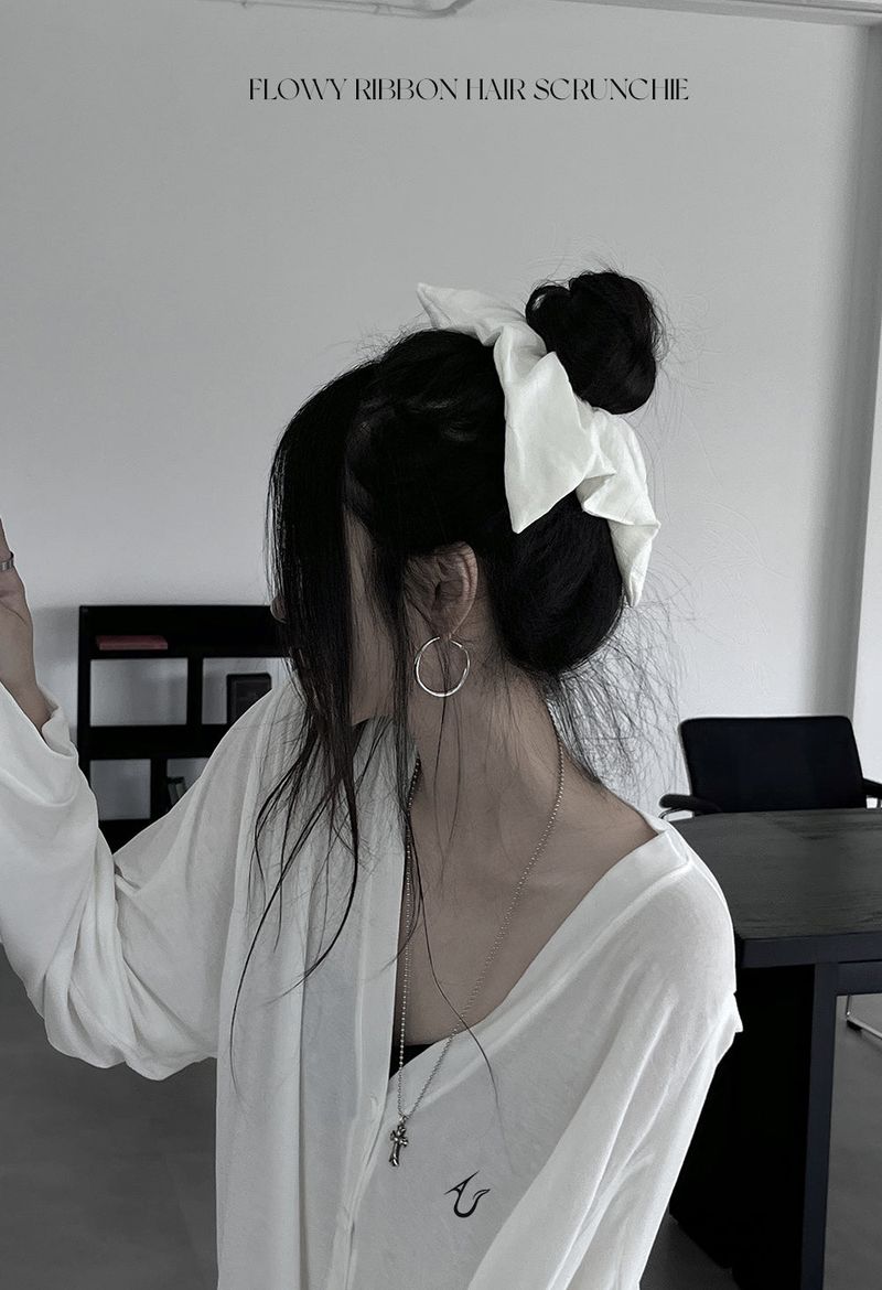URBAN UNIQUE（アーバンユニーク）の「flowy リボンヘアーシュシュ (2color)（ヘアアクセサリー）」