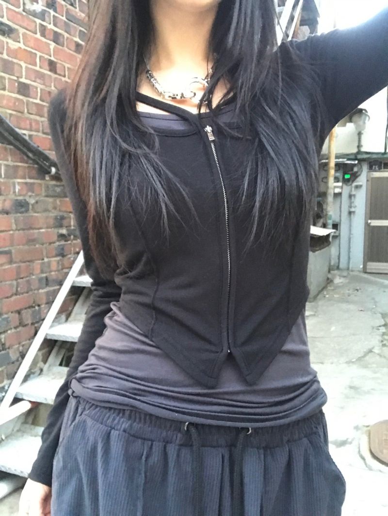 Unique V-Strap Zipper Slim T-Shirt