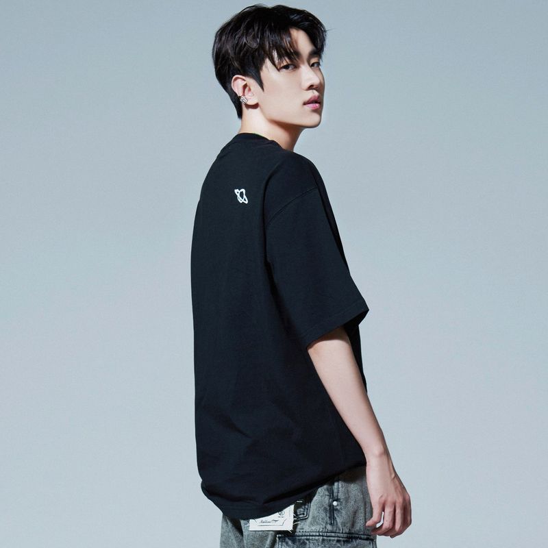 HOLYNUMBER7 X DKZ JAECHAN LETTERING BLACK T-SHITRS