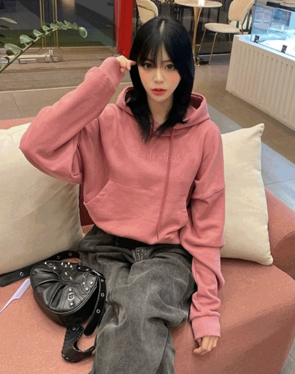 muahmuah（ムアムア）の「STITCH PIGMENT CROP HOODIE（Tops）」