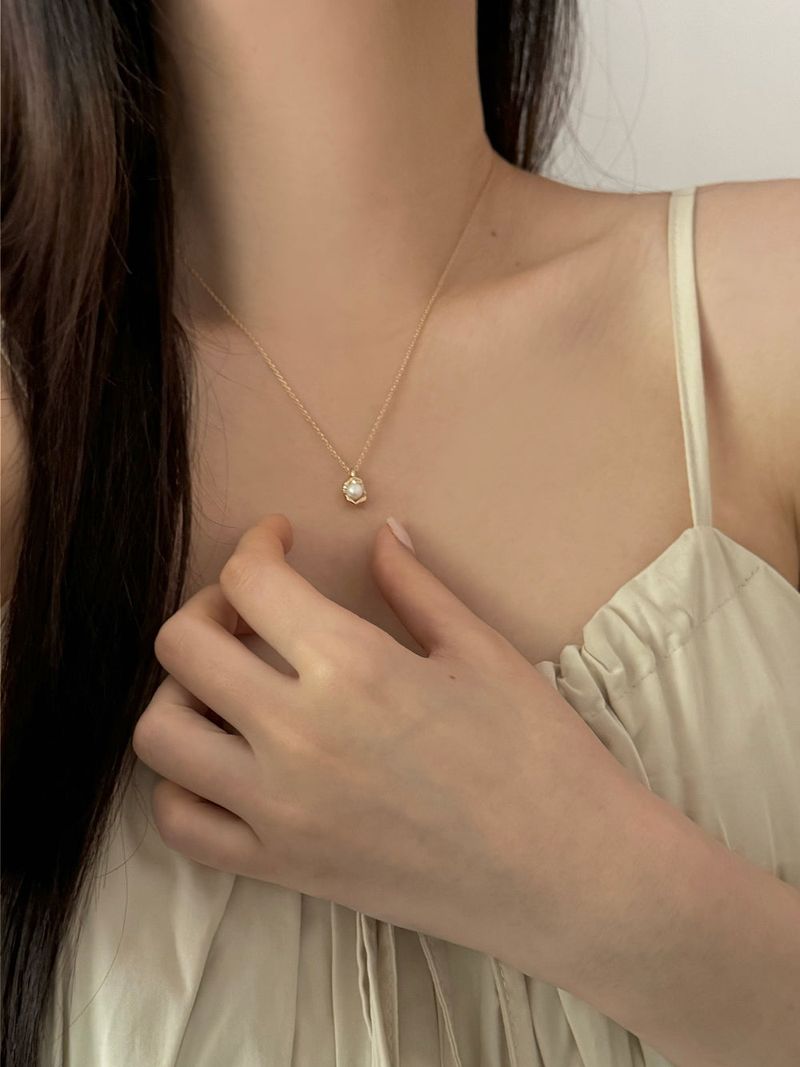 Innocent pearl shell necklace