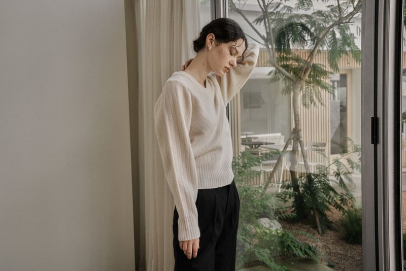 RIBBED V-KNIT TOP_IVORY