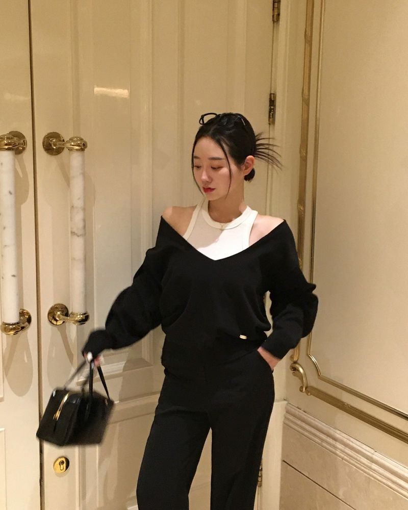 [MADE] comma, deep V-neck knit