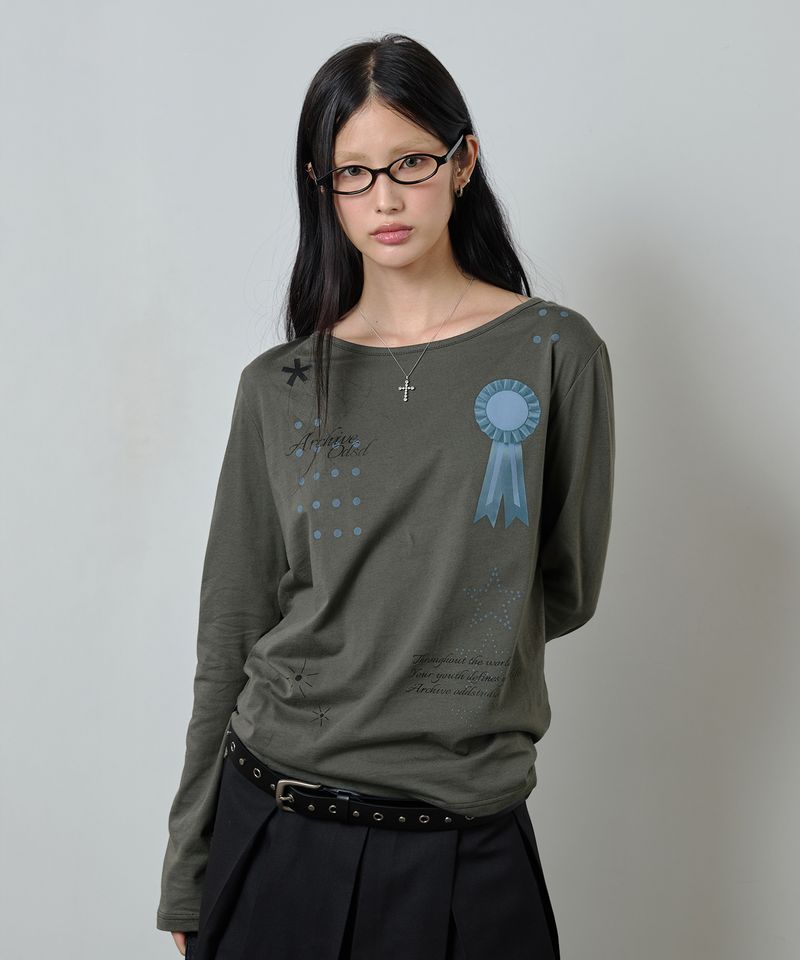 ODDSTUDIO（オッドスタジオ）の「Rosette Graphic Boat Neck Long Sleeve - KHAKI（Tops）」