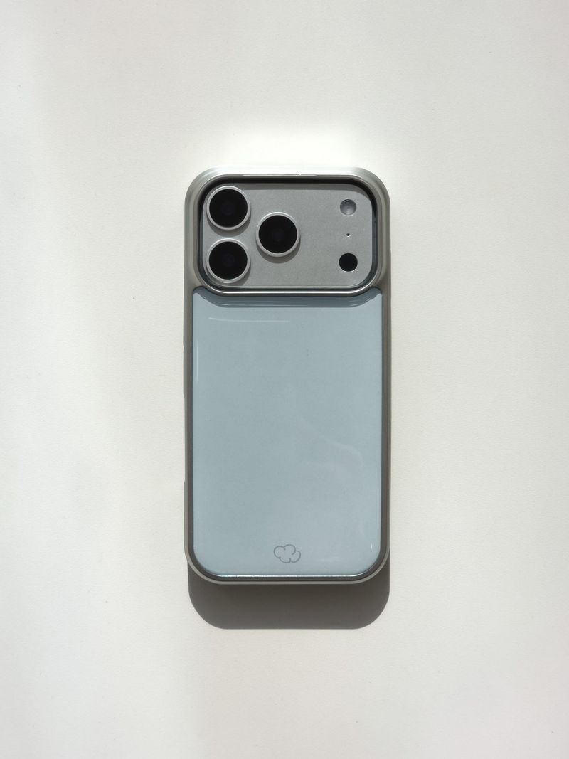 FLUFFY FLUFFY（フラフィー フラフィー）の「[MADE] ピグメントエポキシシルバーバンバーケース [iPhone/Galaxy] - スモークグリーン（スマホグッズ/小物）」