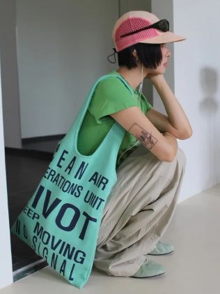 BOLD TYPO SWEAT BAG