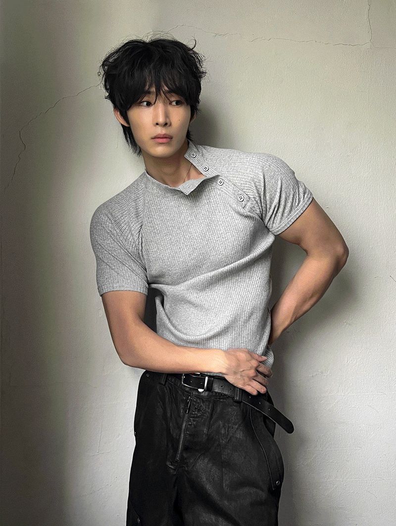 Side-button muscle-fit short-sleeve knit