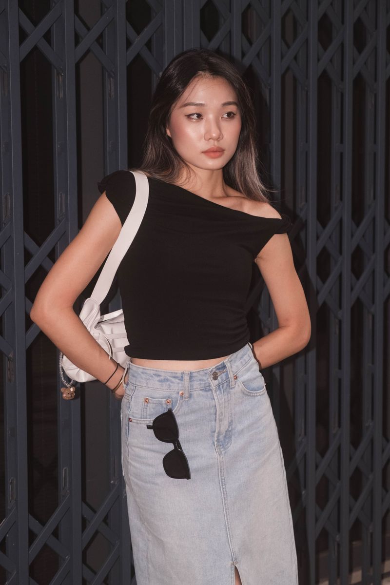 We Fell In Love In Reality(ウィ フェル イン ラブ イン リアリティ)の「Asymmetric Ruched Top - Black(Tops)」