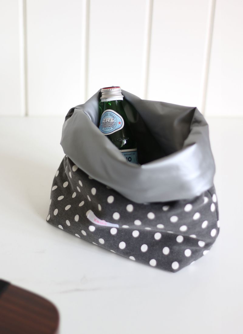 cozy lunch bag - black dot