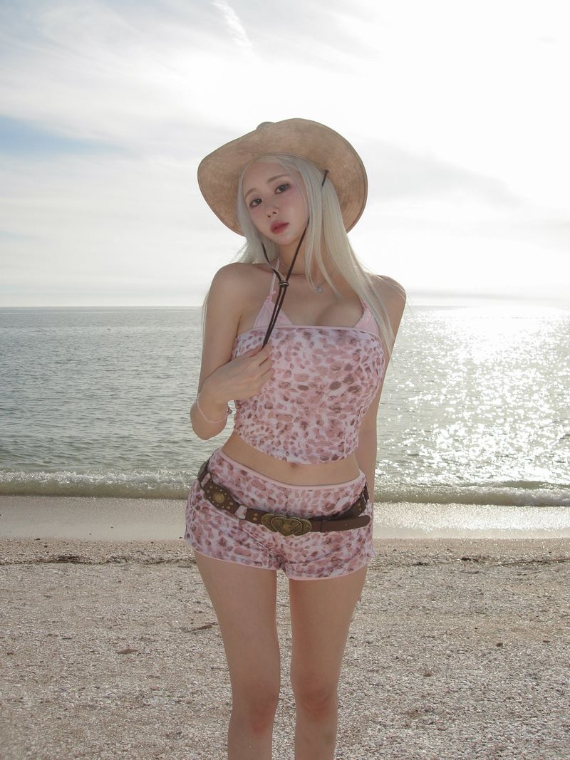 REVERSIBLE LOW-RISE SHORTS (BABY PINK/LEOPARD)