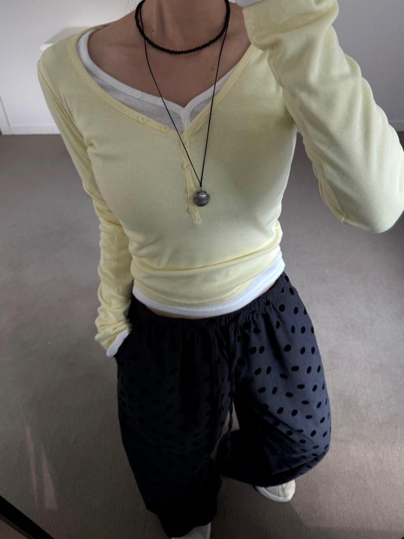 Button Fake V-Neck Ribbed Slim Tee (8c)