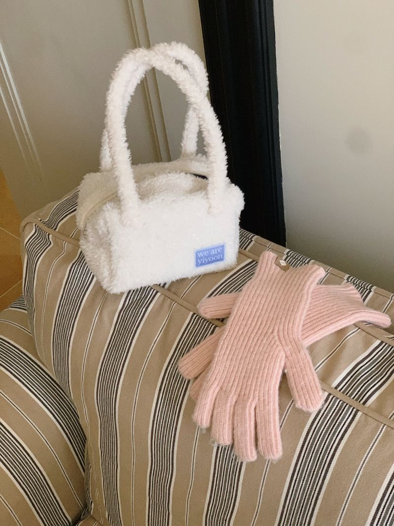 Handy pouch (furry white)