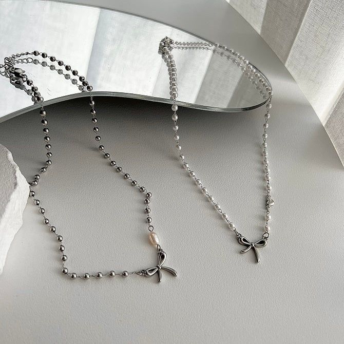 Acer rojo（アセルロジョ）の「ari Ballet Core Ribbon Serious Steel Freshwater Pearl Short Choker Ball Layered Necklace (choose from 2)（Accessories）」
