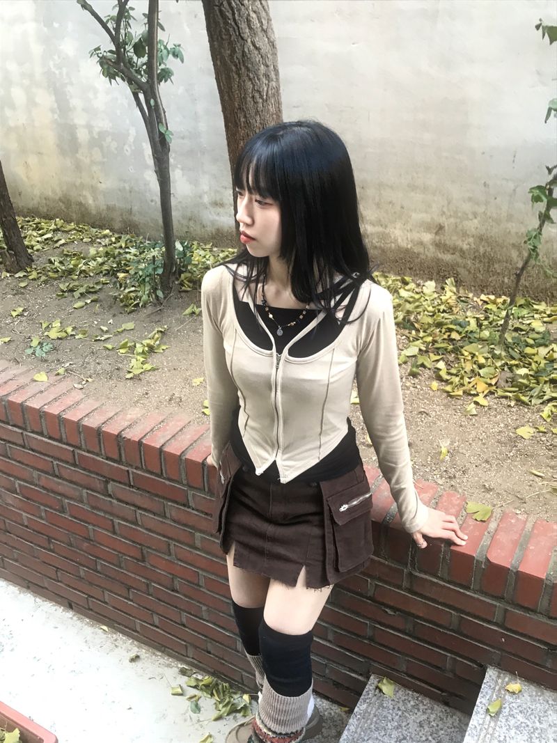 Unique V-Strap Zipper Slim T-Shirt
