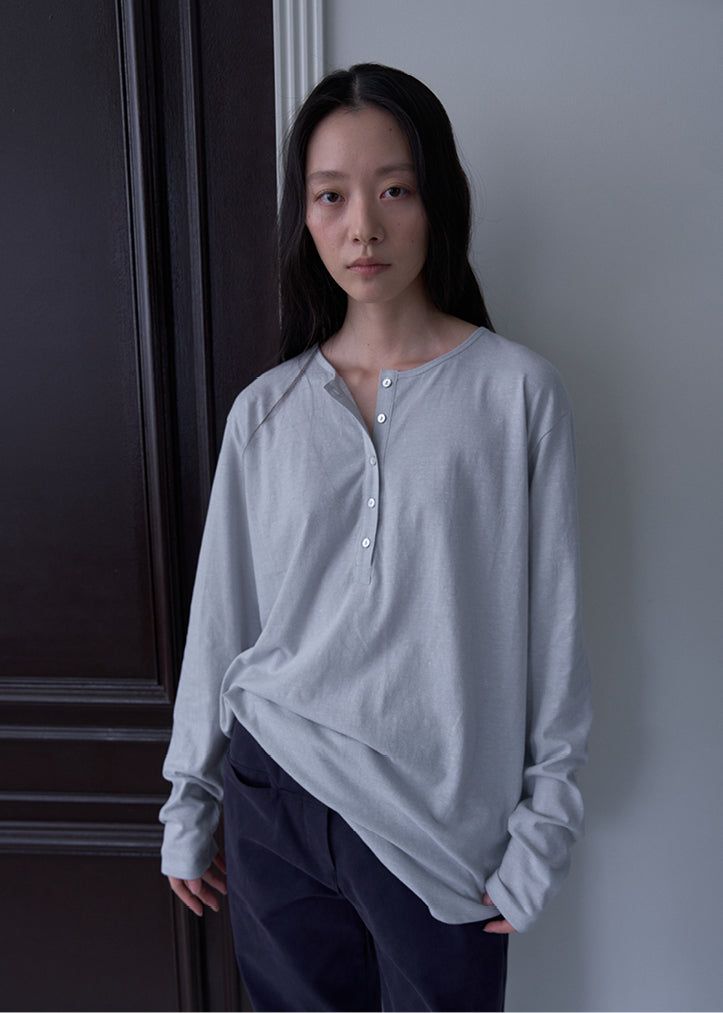 TERNE（テルン）の「Boyfriend Henley Loose T-shirt (Light Gray)（Tops）」