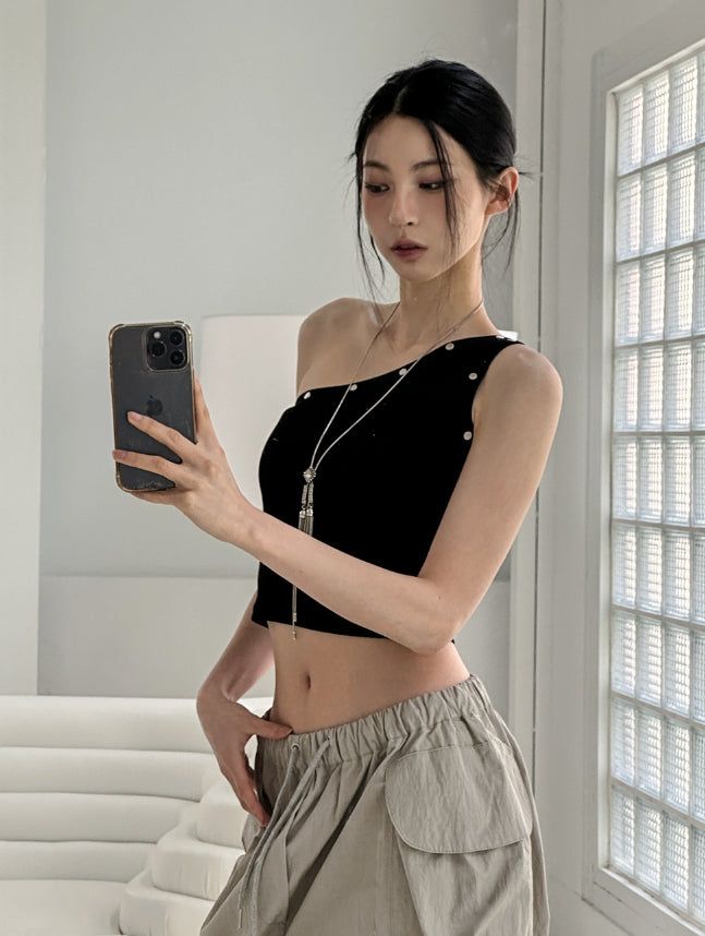 Low rivet one shoulder sleeveless
