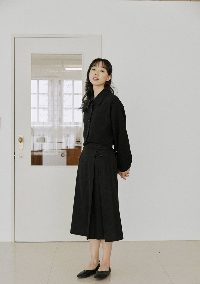 button skirt black
