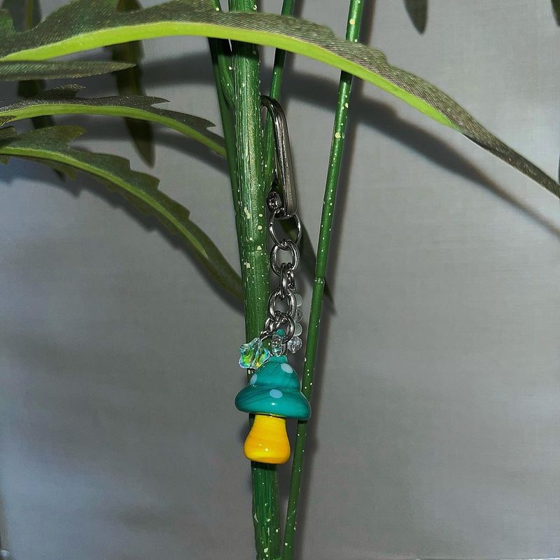 Trippy mushroom keychain
