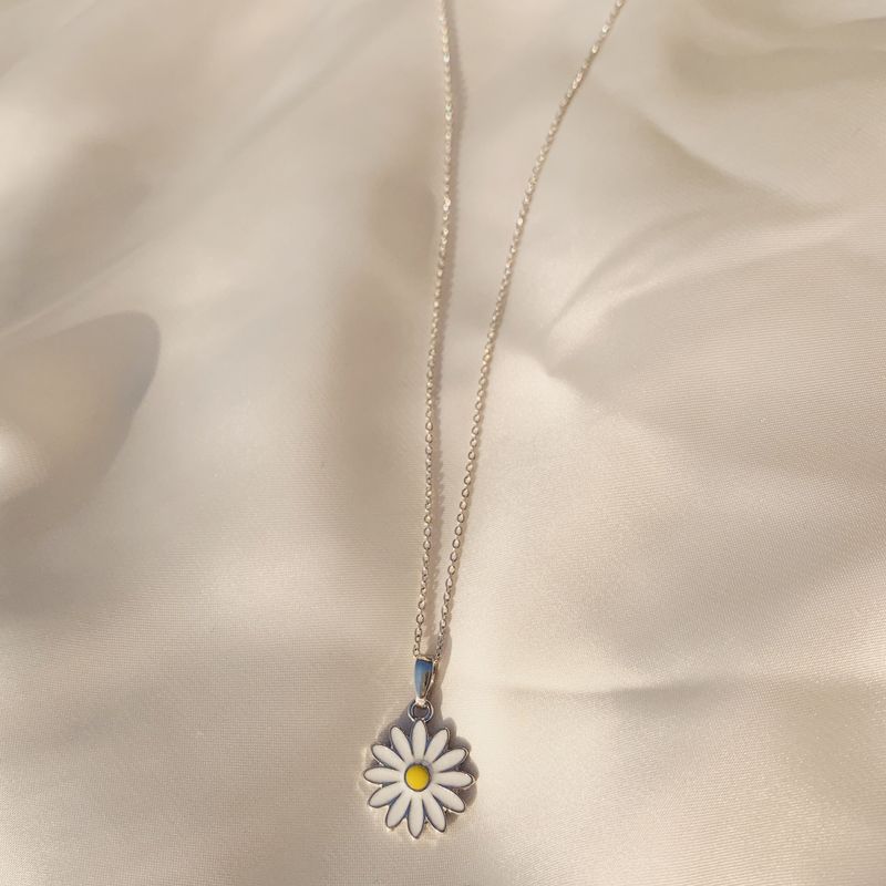 Jeanne Daisy and Pearl Necklace Set