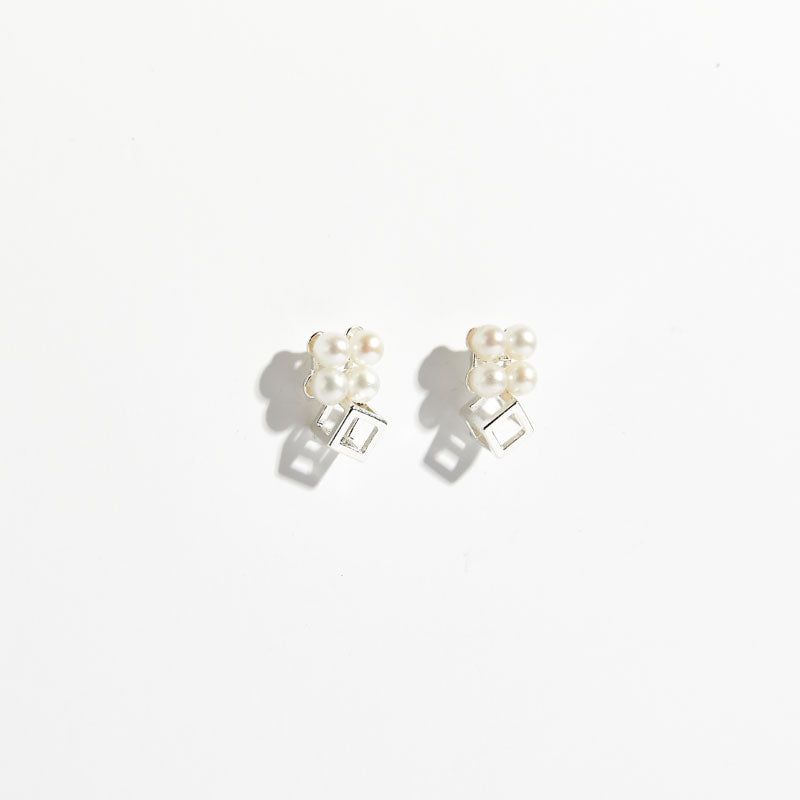 BONAFIDE JEWELRY(ボナファイドジュエリー)の「Frame Cube Flower Pearl Stud Earrings(Accessories)」