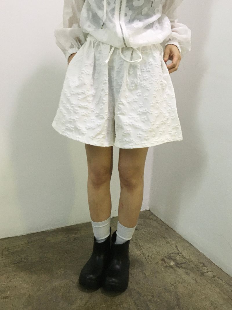 Zan Flower Embossed Short Pants (5c)