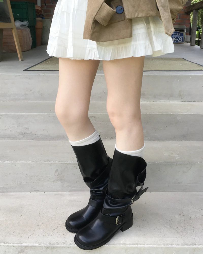 Buckle strap long boots
